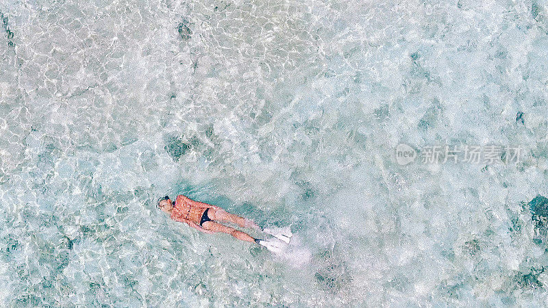 马尔代夫，一名女子在纯净的水中浮潜