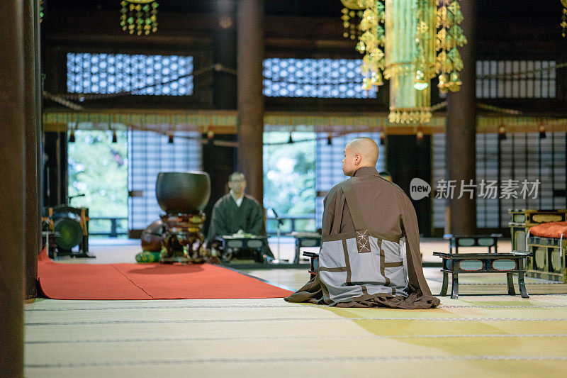 僧侣们在佛教寺庙内举行的早晨仪式上祈祷