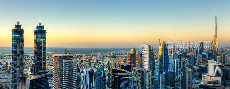 迪拜商业海湾的全景和现代摩天大楼。