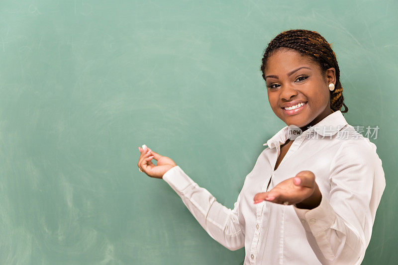 商业与教育:年轻女子在白板上写字。