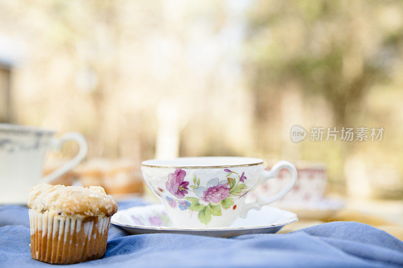 茶，松饼，有房子和院子的背景。早餐。放松。