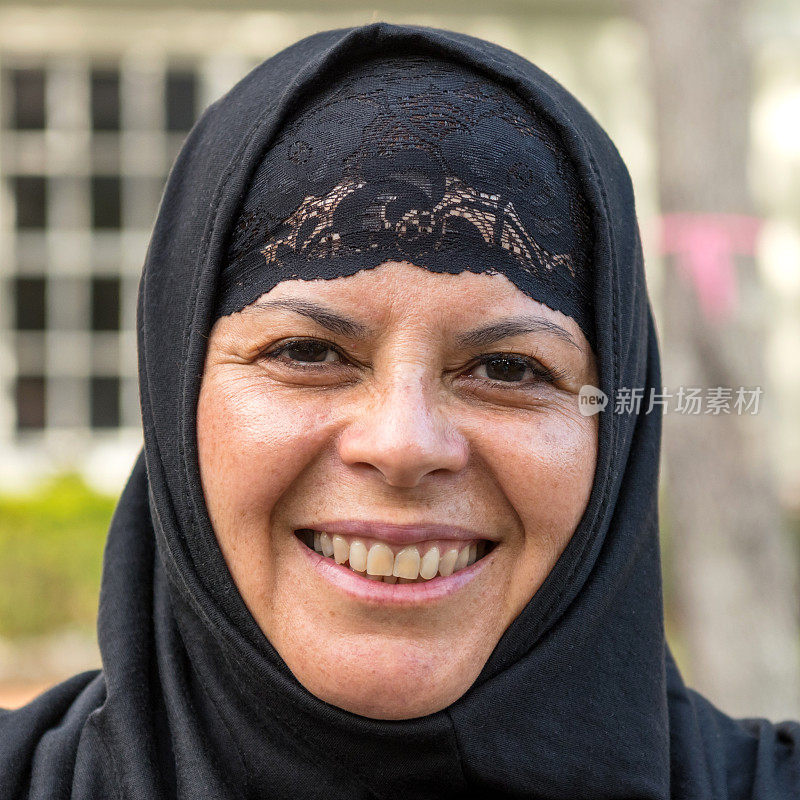 微笑的穆斯林妇女