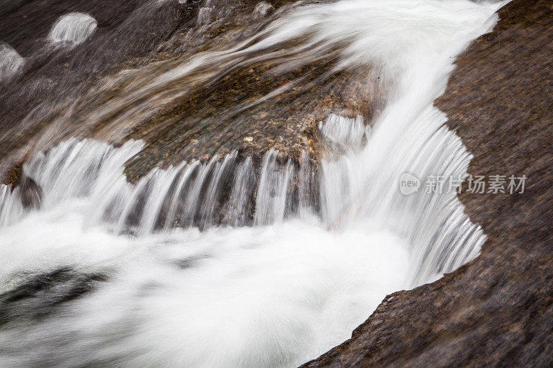 哥伦比亚河峡谷支流上的小瀑布。