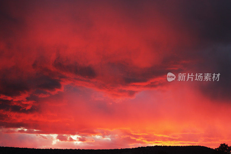 日落云沙漠景观剪影