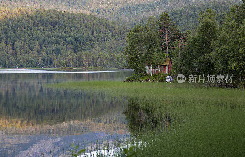 湖边的传统避暑小屋