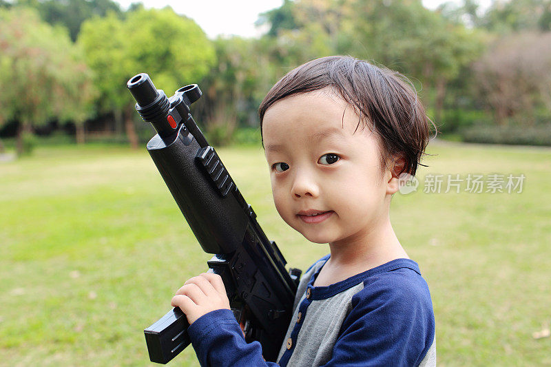 孩子们想玩玩具枪