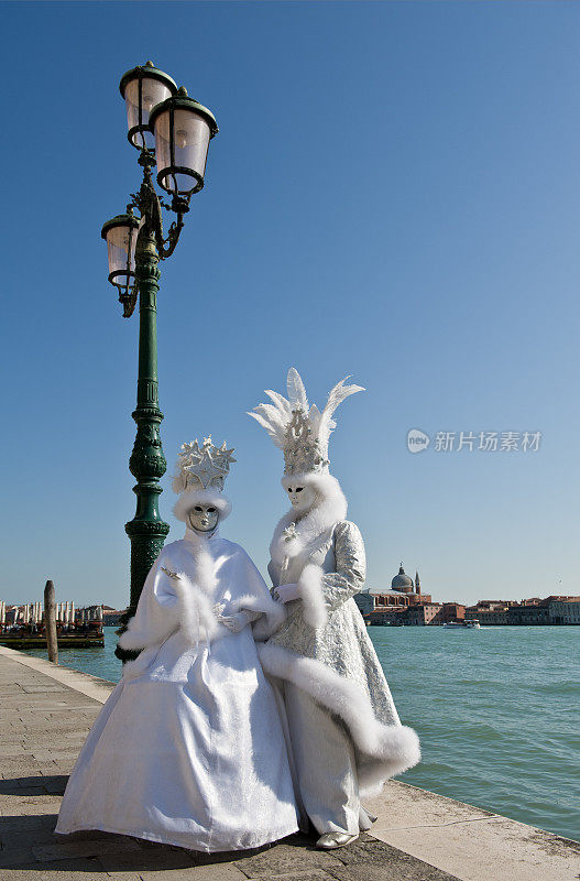 威尼斯狂欢节夫妇