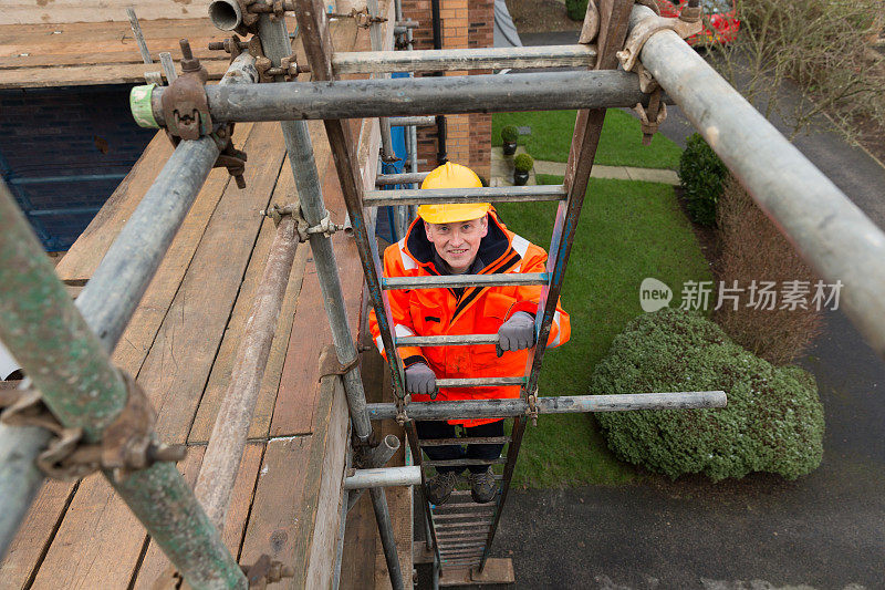 在家庭住宅工地上工作的男性工业建筑工