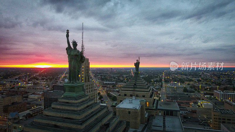 俯瞰纽约水牛城的自由女神像
