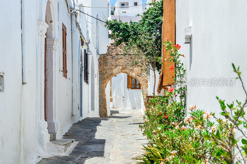 希腊林多斯-罗德岛的狭窄街道和传统建筑
