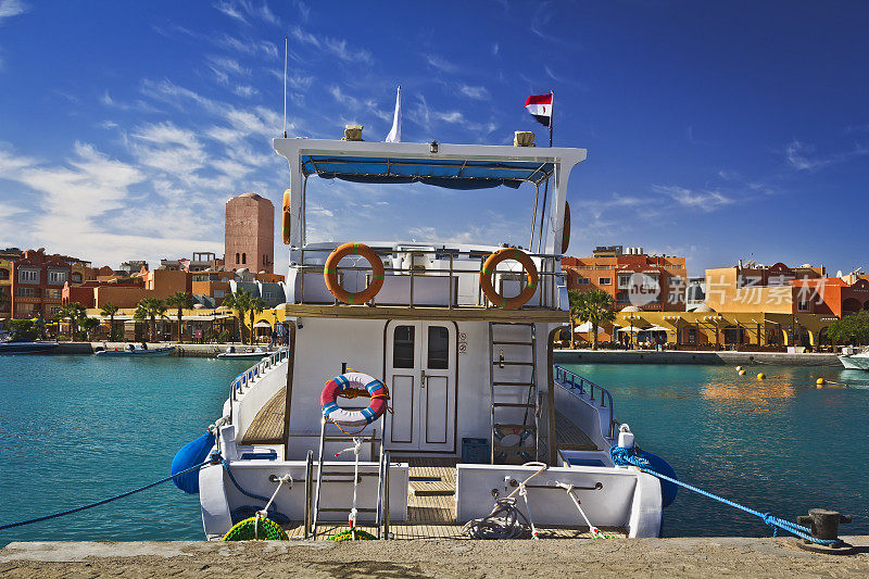 摩托艇停泊在埃及赫尔加达码头