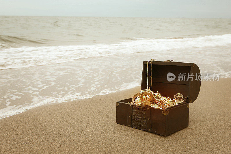 在海滩上打开海盗宝藏箱