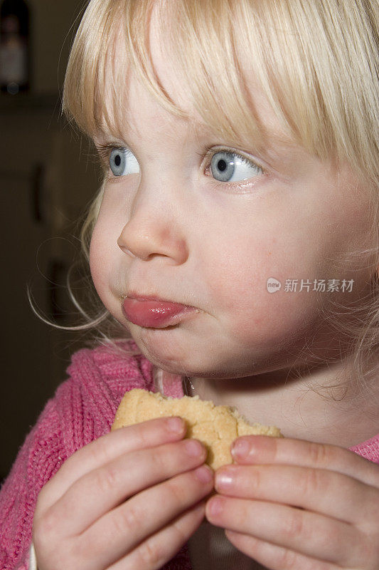 小女孩在吃饼干
