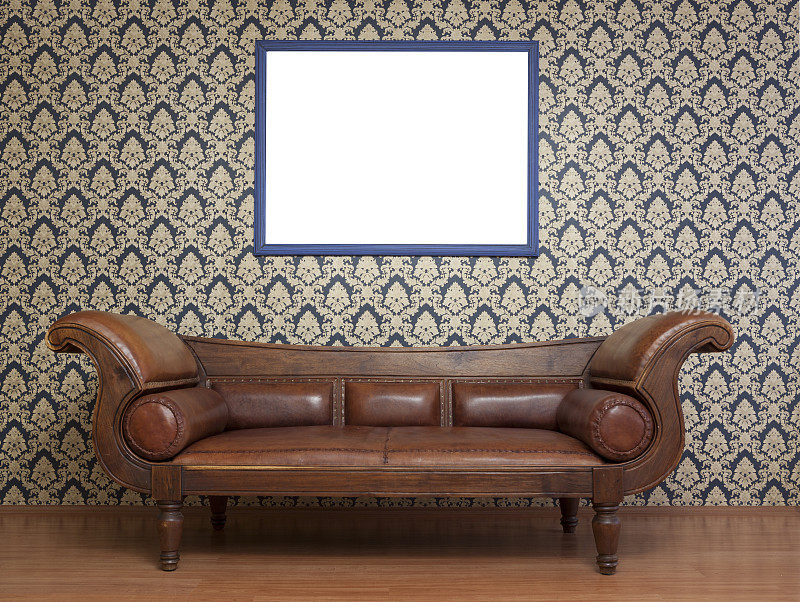 客厅老式沙发，墙上空框