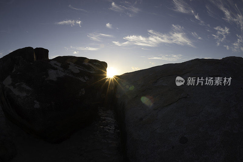 岩石上的日落，英属维尔京群岛的浴场