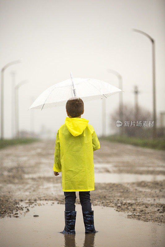 一个小男孩在雨中