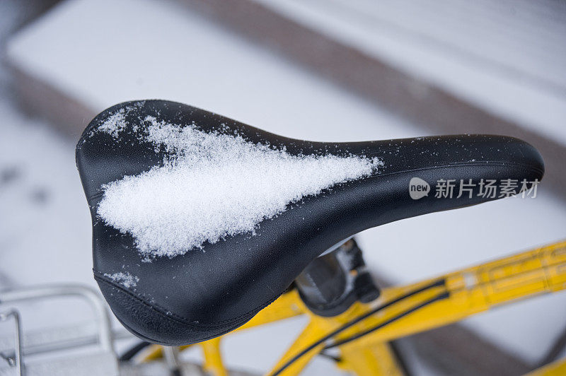 自行车座位上覆盖着雪