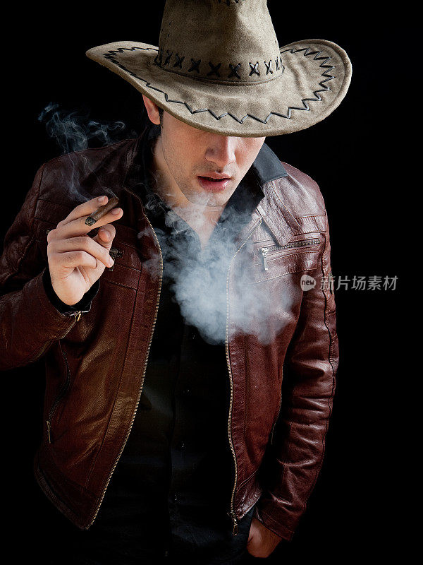 年轻的牛仔吸烟