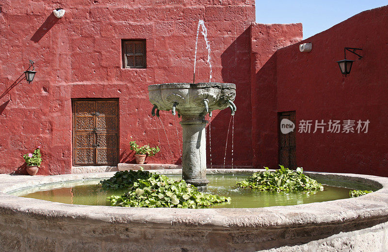 喷泉和红墙