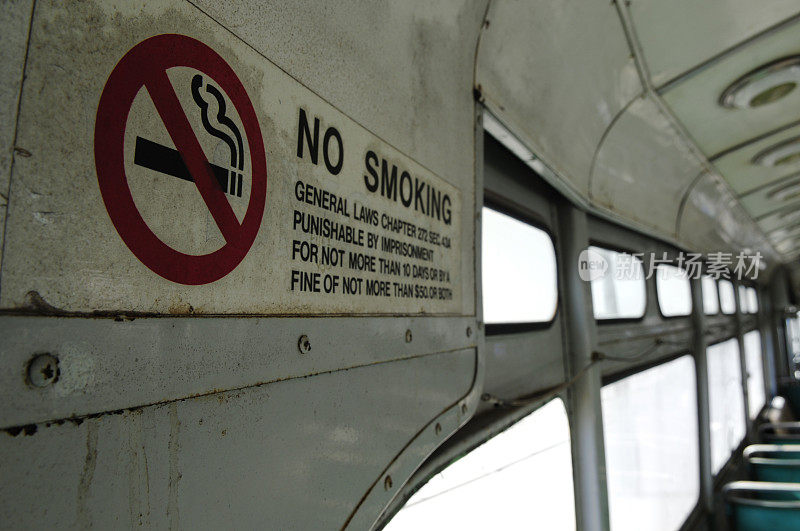 废弃电车内禁止吸烟的标志