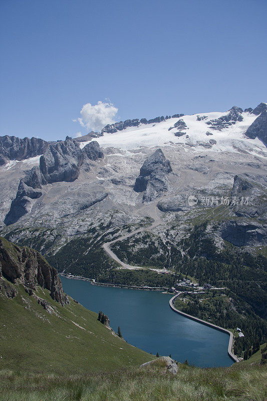 高山景观，马尔莫拉达山，Fedaia湖，夏季白云岩