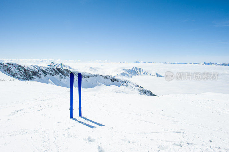 冬季高山景观与滑雪