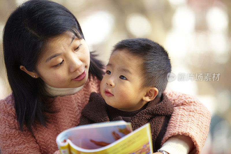 小男孩和妈妈一起看书