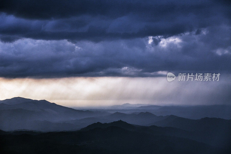 远处的夕阳暴雨从山顶