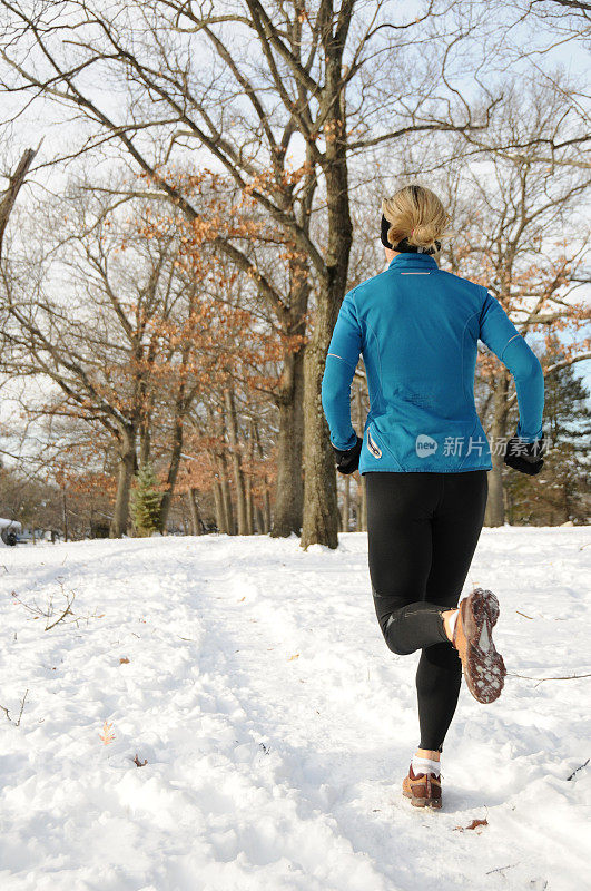 在雪地上跑步的女人