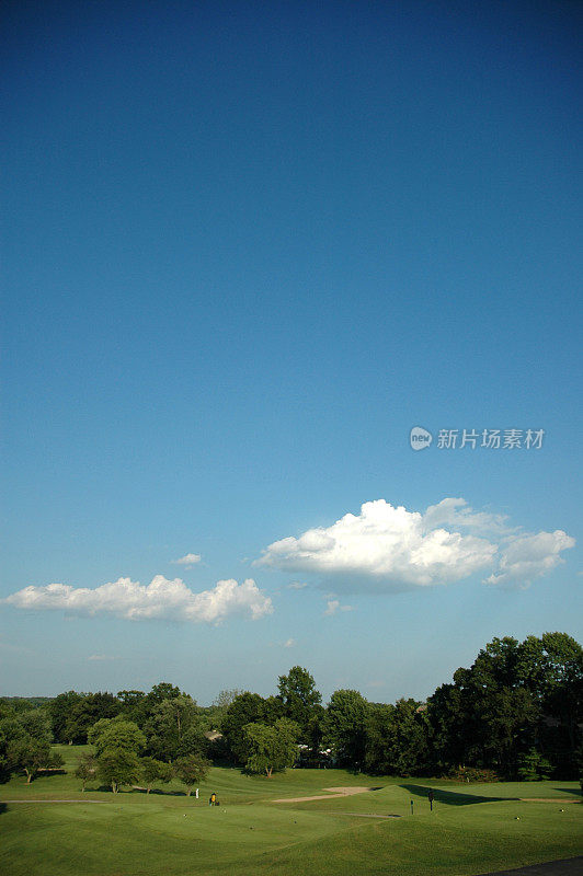 高尔夫球场在一个晴朗的日子-大天空