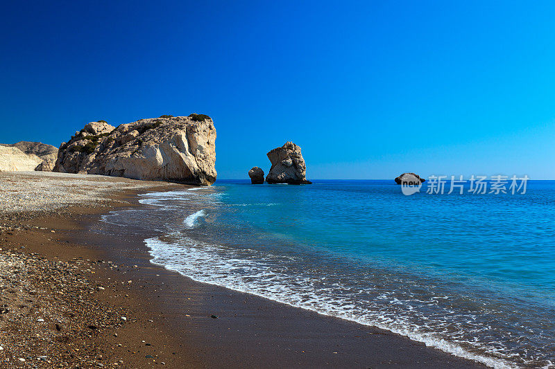 塞浦路斯岛阿芙罗狄蒂海滩上的大海和海滩上的一些岩石