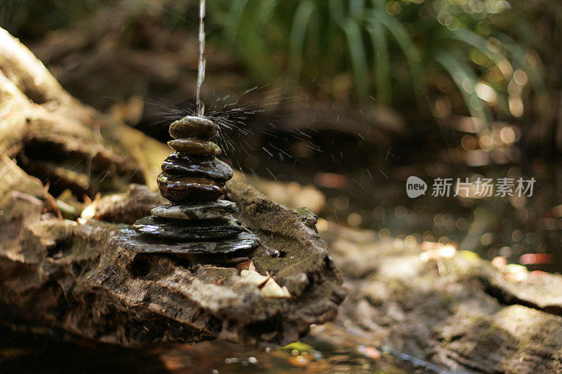 水滴在平衡的石头上