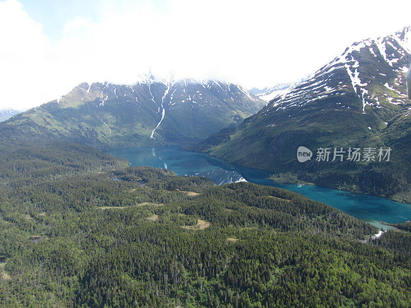 从空中俯瞰阿拉斯加的山顶