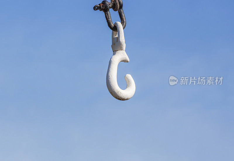 特写老白鹤钩对着蓝天，复制空间