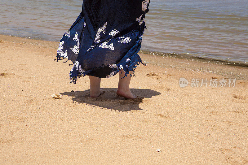 海滩上穿着帕雷奥的女人