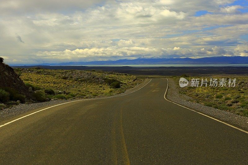 在褐色公路上沿着菲茨罗伊