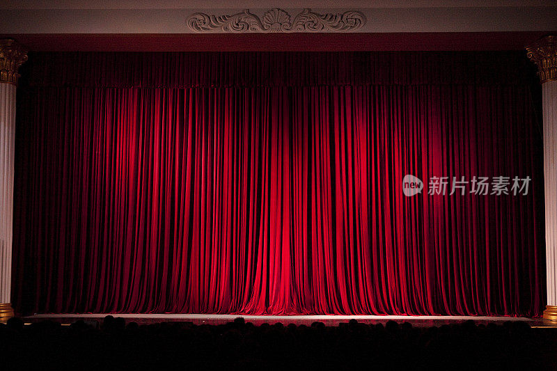 红色舞台幕与观众