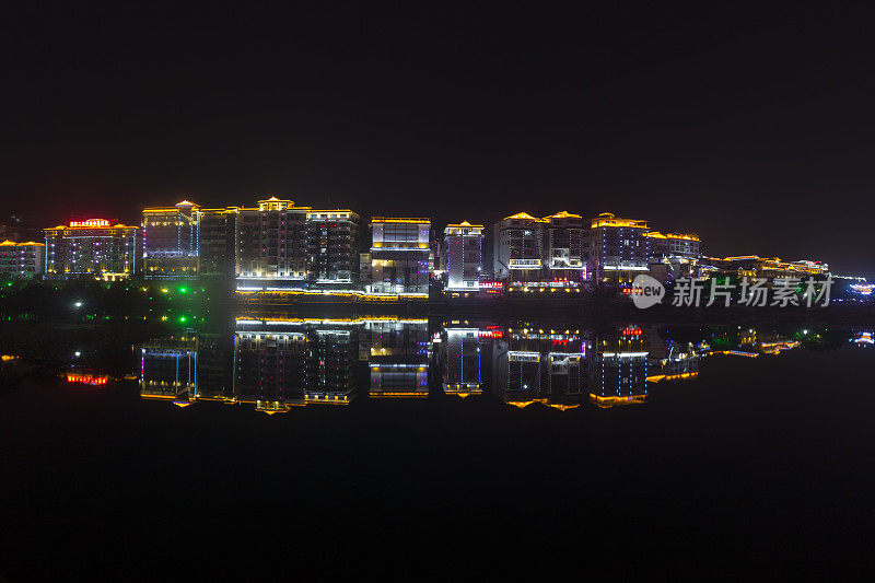 中国桂林附近的龙胜市夜景