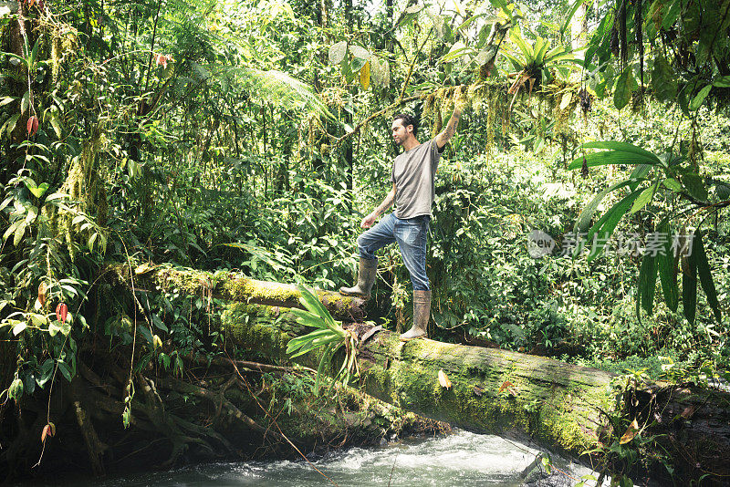 古巴人在哥斯达黎加热带雨林徒步探险