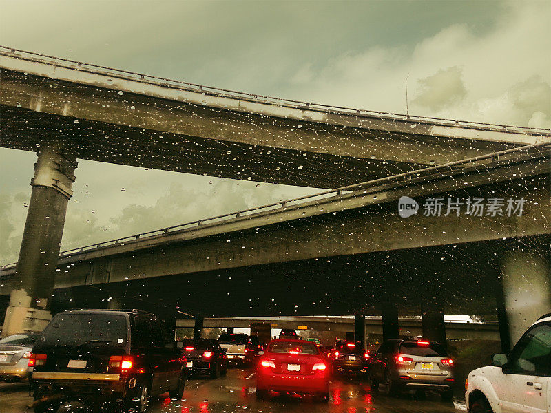 雨中驾车行驶在洛杉矶405高速公路上