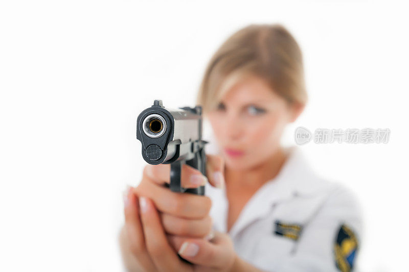 严肃的女警察用枪瞄准