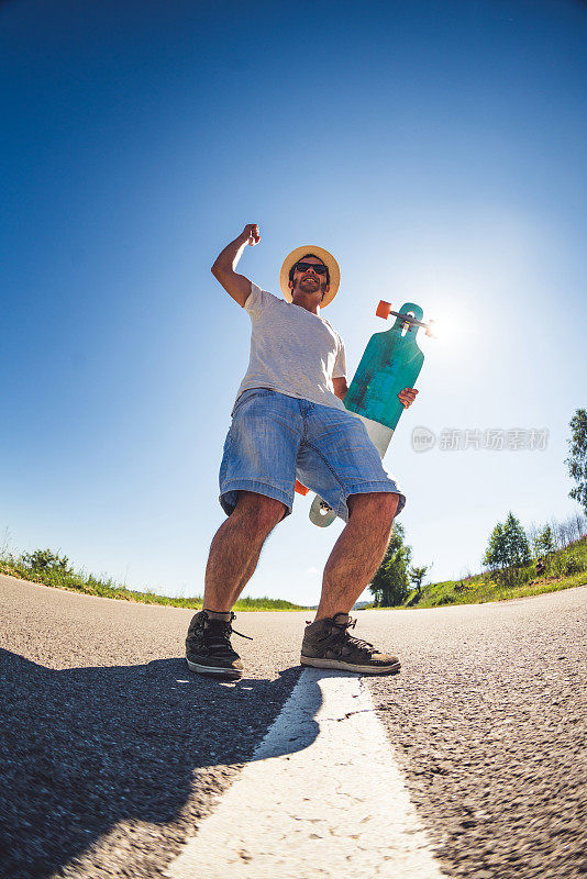 拿着长杆站在路上