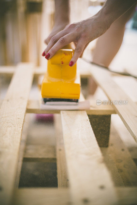 木匠在木工工作中使用砂光机