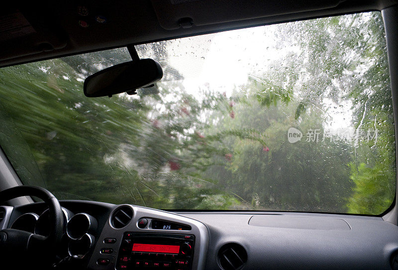 在雨中开车透过挡风玻璃看