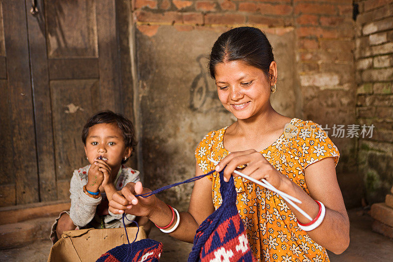 尼泊尔妇女编织羊毛帽子。巴德岗。