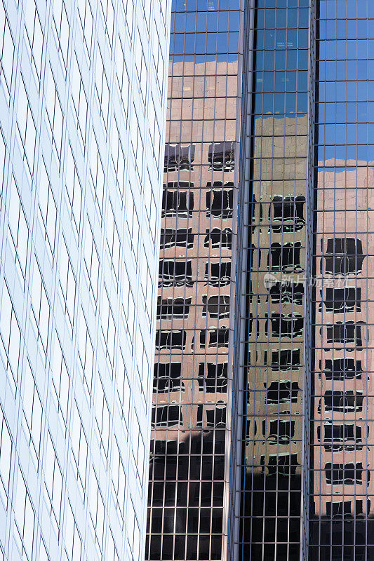 摩天大楼办公楼窗户反射