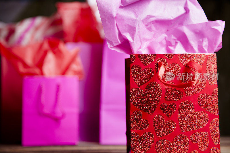 情人节快乐。红色、粉色的礼品袋。的心。购物、聚会。