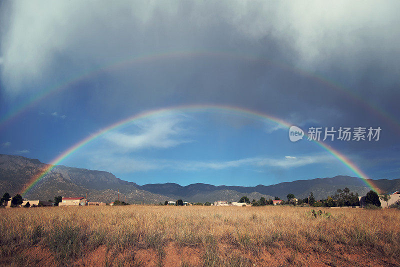 双虹景观，草地，山，新墨西哥高沙漠