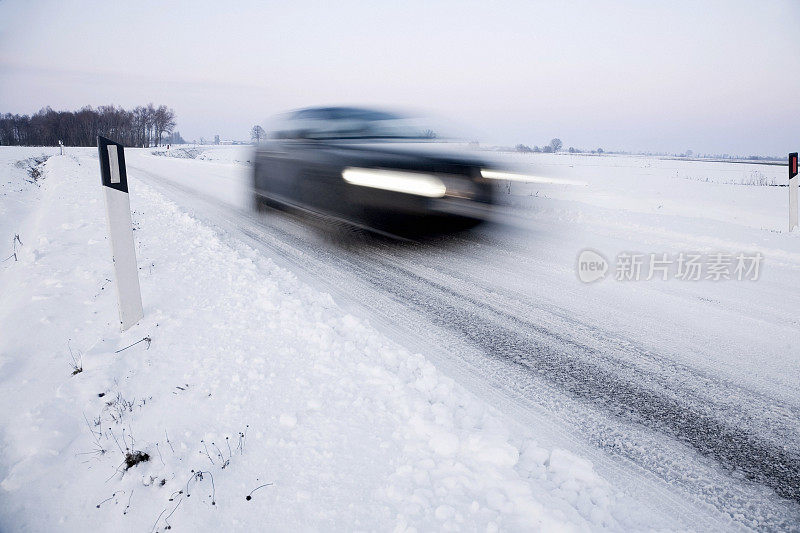 汽车在下雪的街道上快速行驶