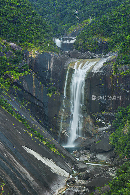 日本屋久岛的森皮罗瀑布
